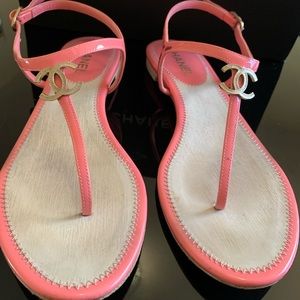 CHANEL - Size 10 salmon pink patent leather sandals 🎀